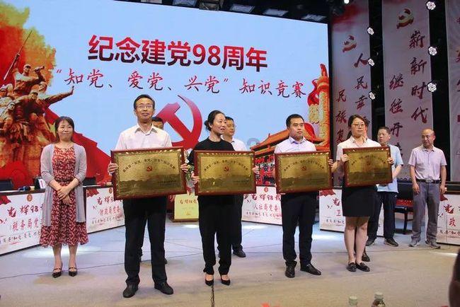 明明的存钱数与聪聪存钱数的五分之四相等谁的存钱数多多百分之几